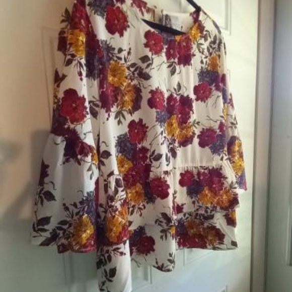 Ruffle and Bell Sleeves Flower print blouse - Picture 3 of 5